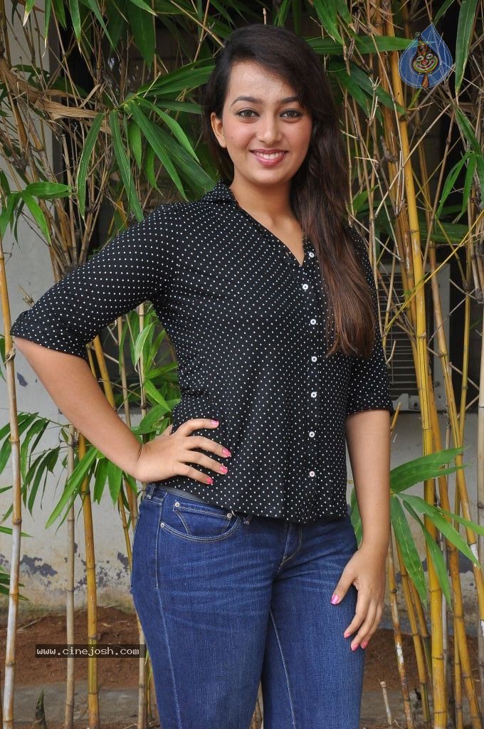 Ester Noronha New Stills - 34 / 79 photos