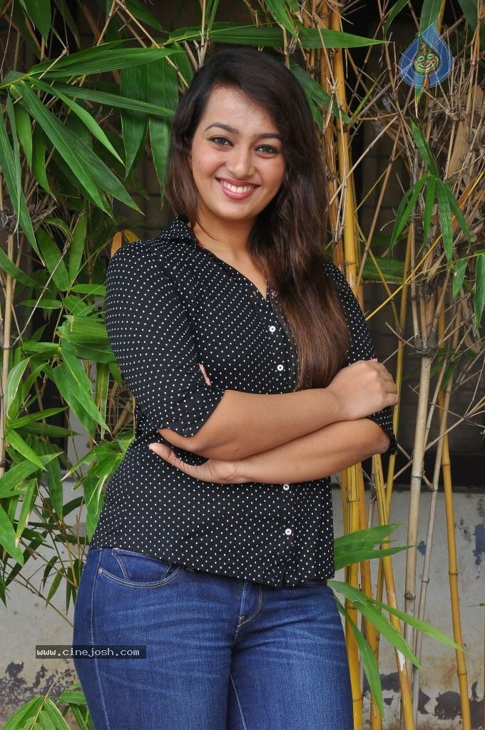 Ester Noronha New Stills - 43 / 79 photos