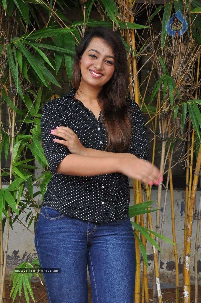 Ester Noronha New Stills - 50 / 79 photos