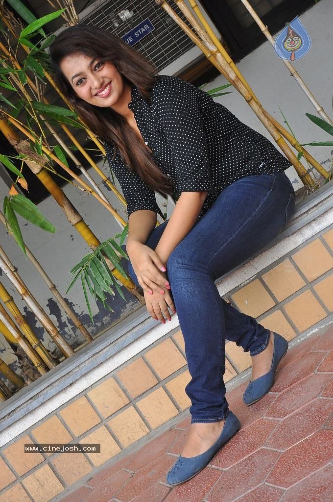 Ester Noronha New Stills - 55 / 79 photos