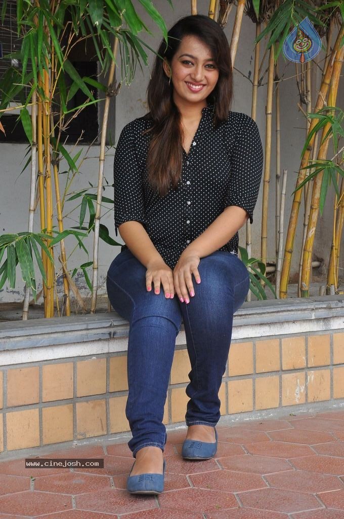 Ester Noronha New Stills - 60 / 79 photos