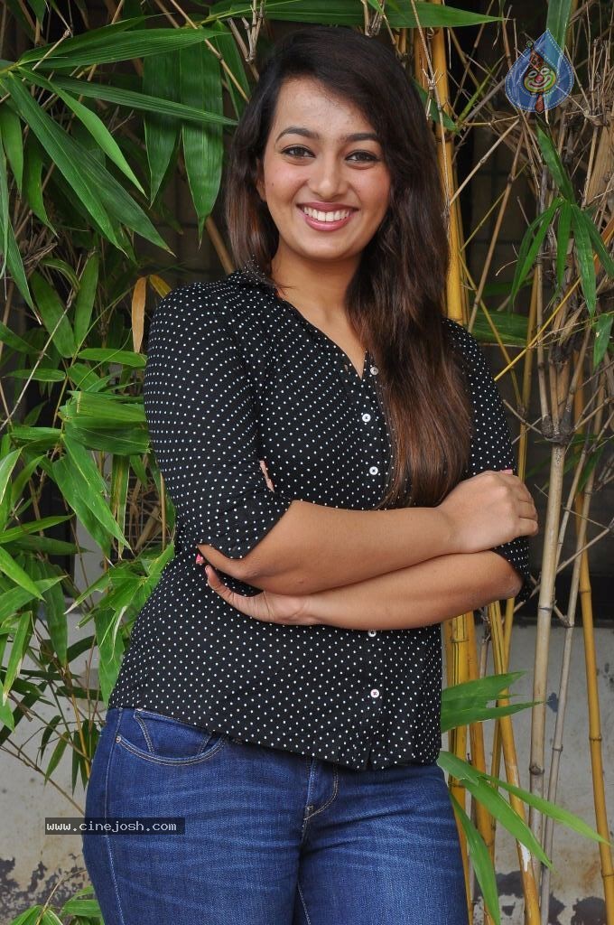 Ester Noronha New Stills - 64 / 79 photos
