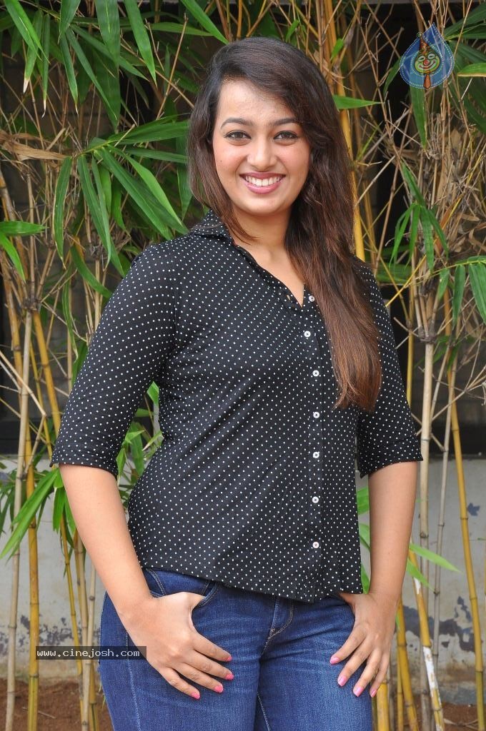 Ester Noronha New Stills - 65 / 79 photos