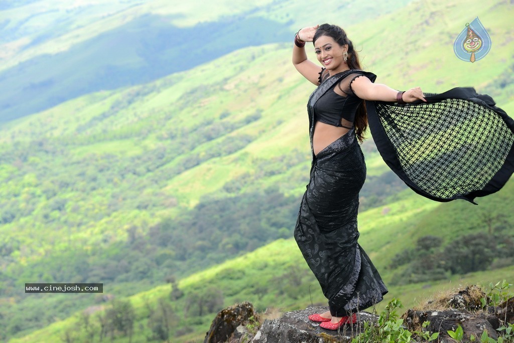 Ester Noronha Stills - 28 / 67 photos