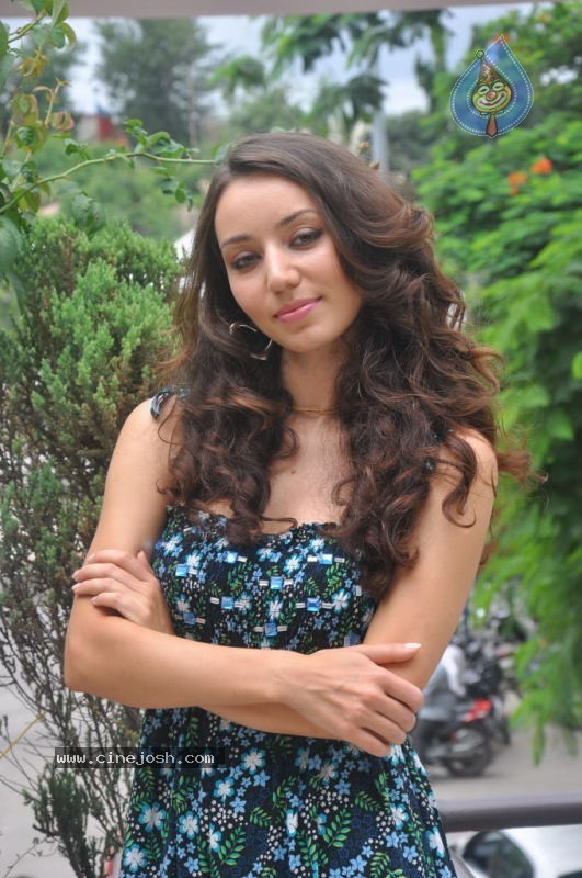 Eyrin Andrea Hot Stills - 35 / 47 photos