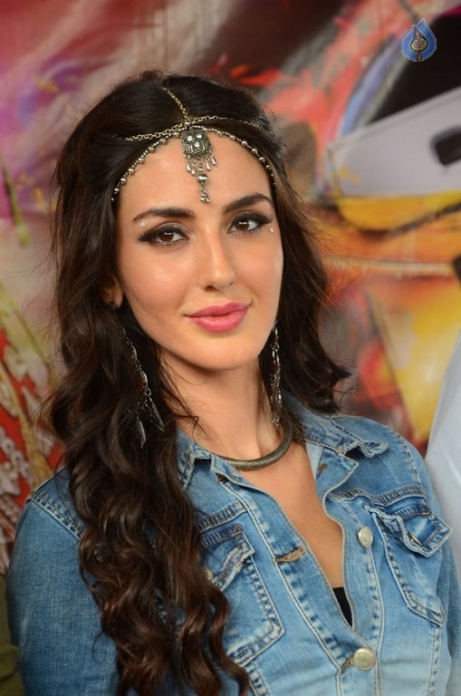 Farah Karimi New Photos - 11 / 37 photos