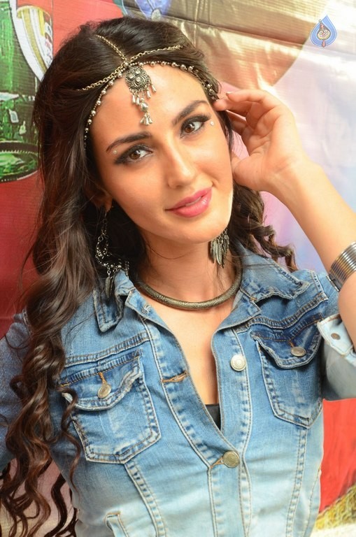 Farah Karimi New Photos - 14 / 37 photos