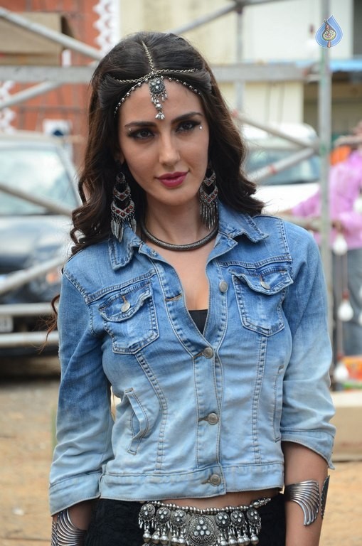 Farah Karimi New Photos - 23 / 37 photos