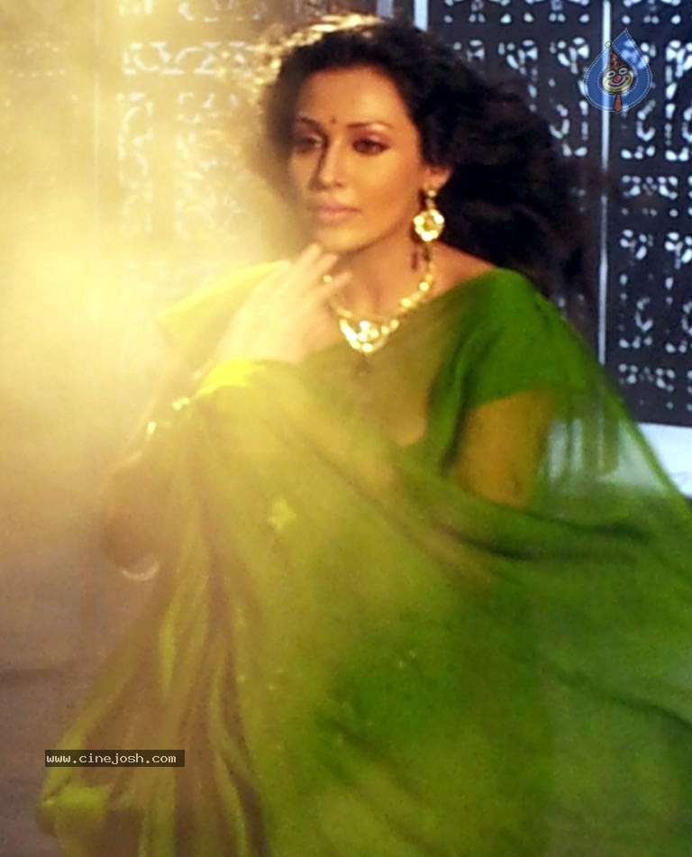 Flora Saini Hot Stills - 4 / 13 photos