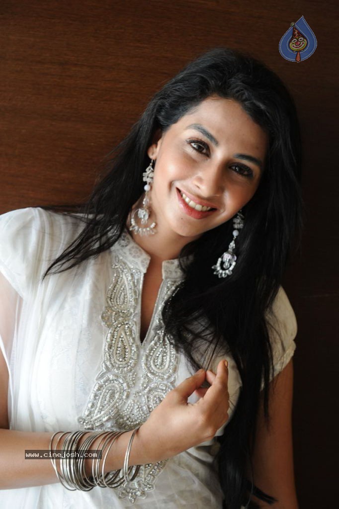 Gayathri Iyer Latest Stills - 28 / 41 photos