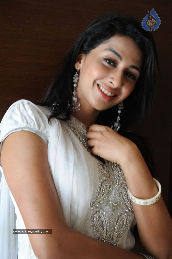 Gayathri Iyer Latest Stills - 31 / 41 photos