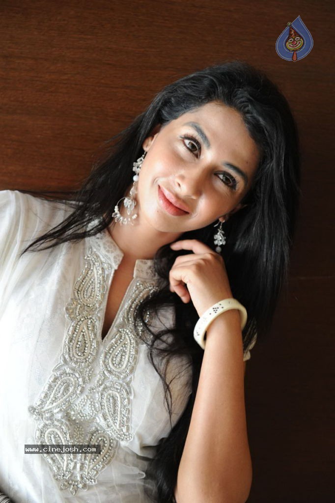 Gayathri Iyer Latest Stills - 34 / 41 photos