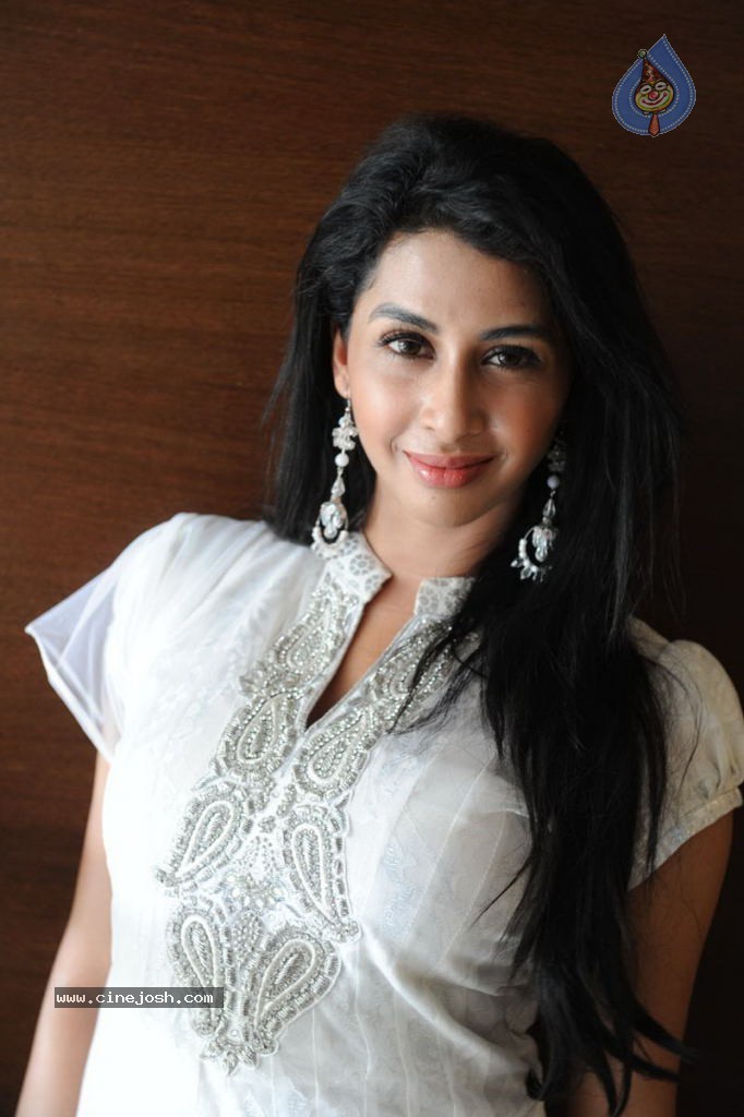 Gayathri Iyer Latest Stills - 41 / 41 photos