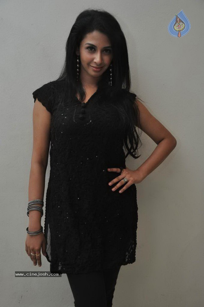 Gayatri Iyer New Stills - 18 / 53 photos
