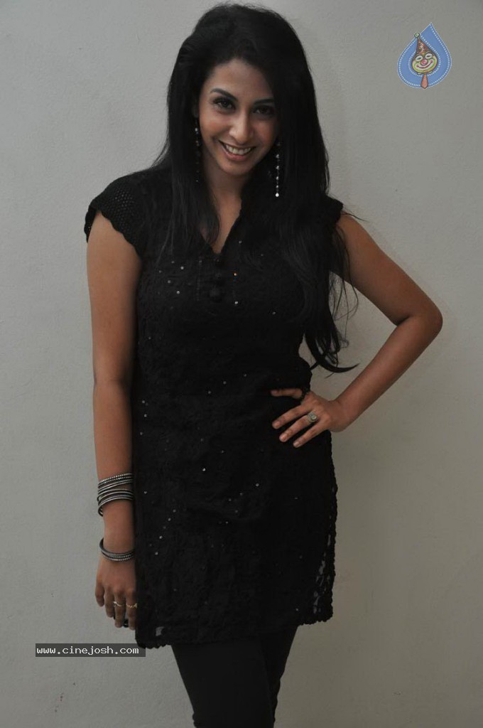 Gayatri Iyer New Stills - 33 / 53 photos