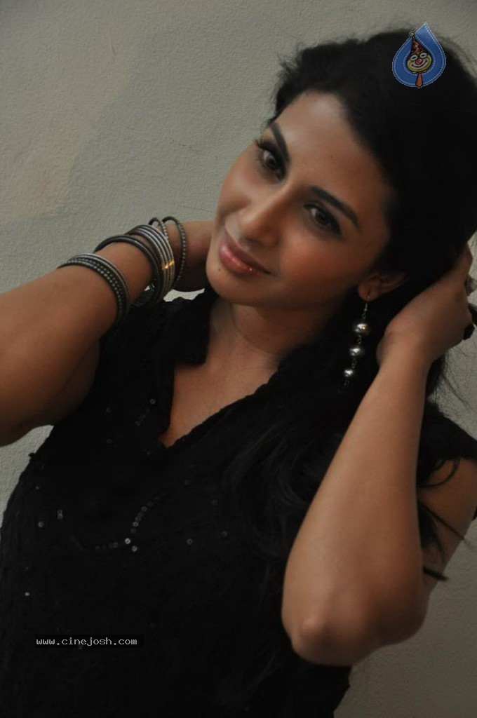 Gayatri Iyer New Stills - 34 / 53 photos