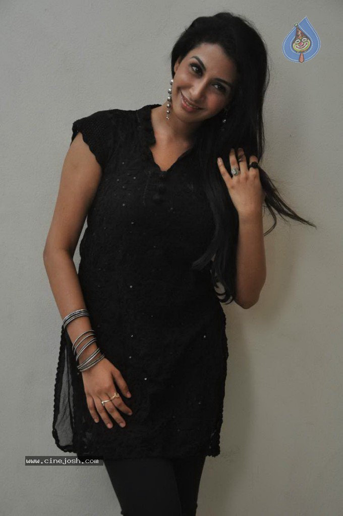 Gayatri Iyer New Stills - 42 / 53 photos