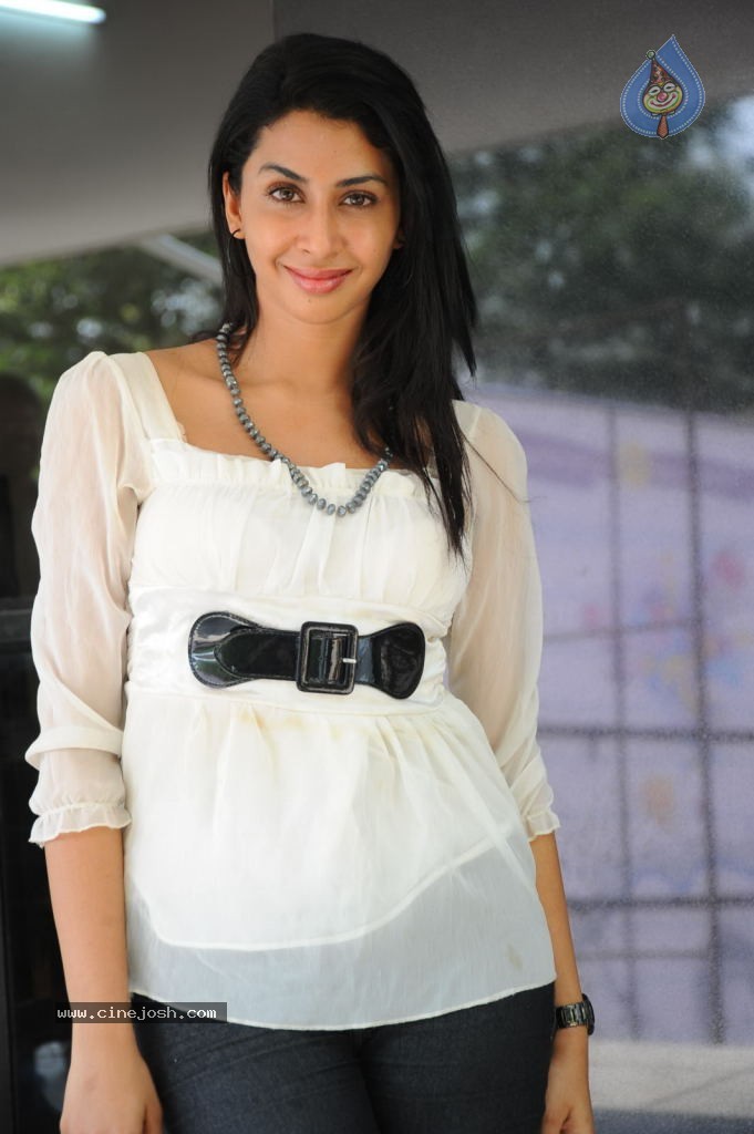 Gayatri Iyer New Stills - 19 / 66 photos