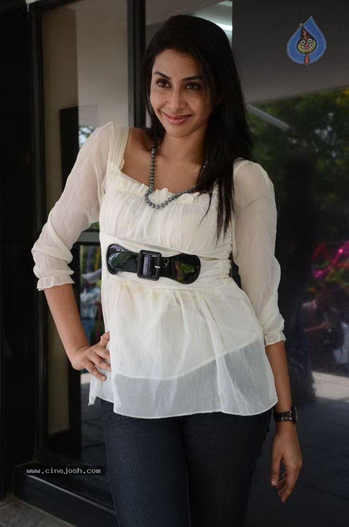Gayatri Iyer New Stills - 25 / 66 photos