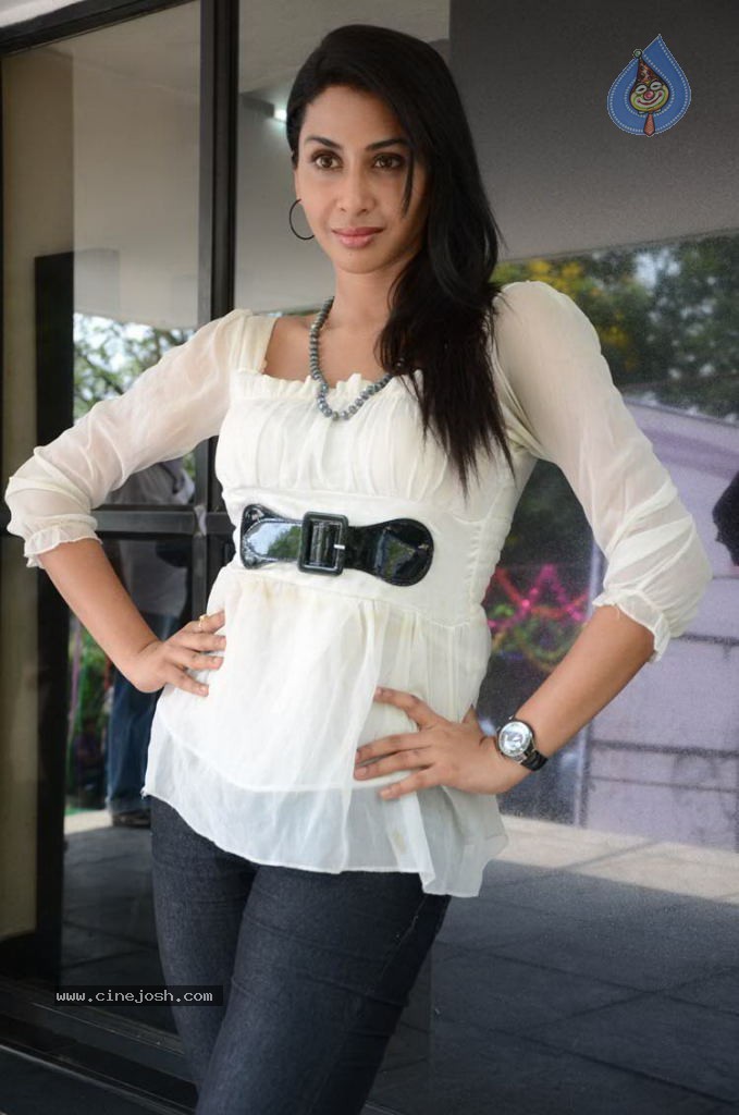 Gayatri Iyer New Stills - 26 / 66 photos