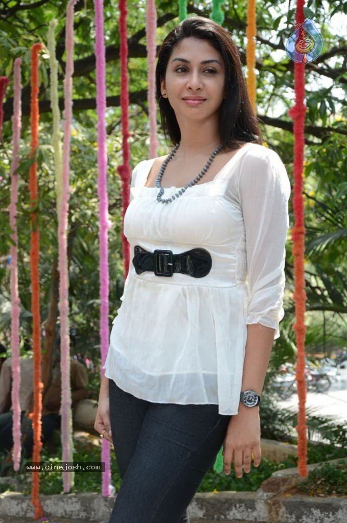 Gayatri Iyer New Stills - 27 / 66 photos