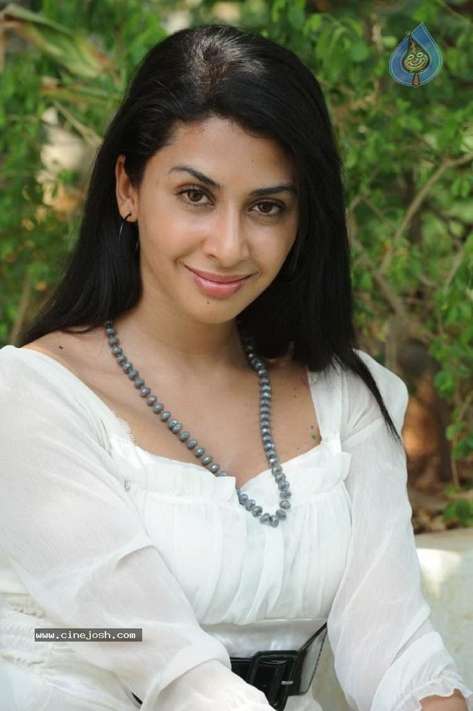 Gayatri Iyer New Stills - 29 / 66 photos