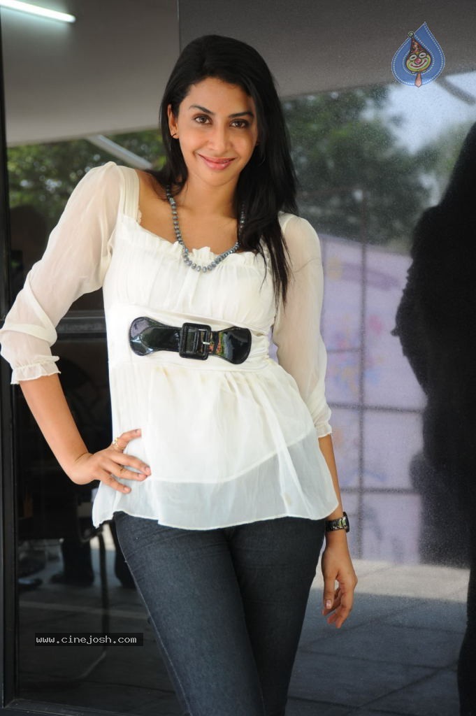 Gayatri Iyer New Stills - 31 / 66 photos