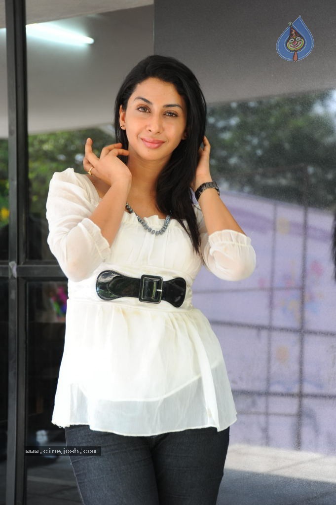 Gayatri Iyer New Stills - 32 / 66 photos