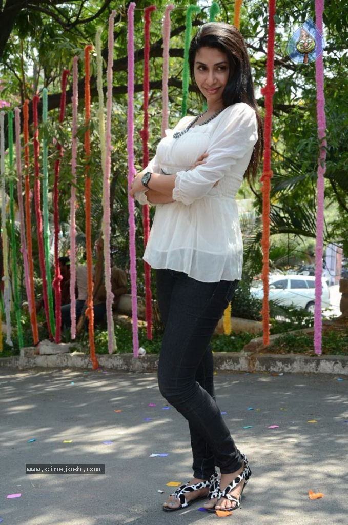 Gayatri Iyer New Stills - 33 / 66 photos