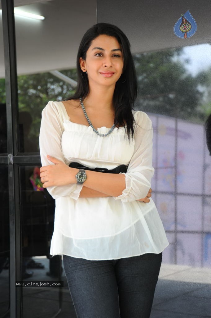 Gayatri Iyer New Stills - 39 / 66 photos