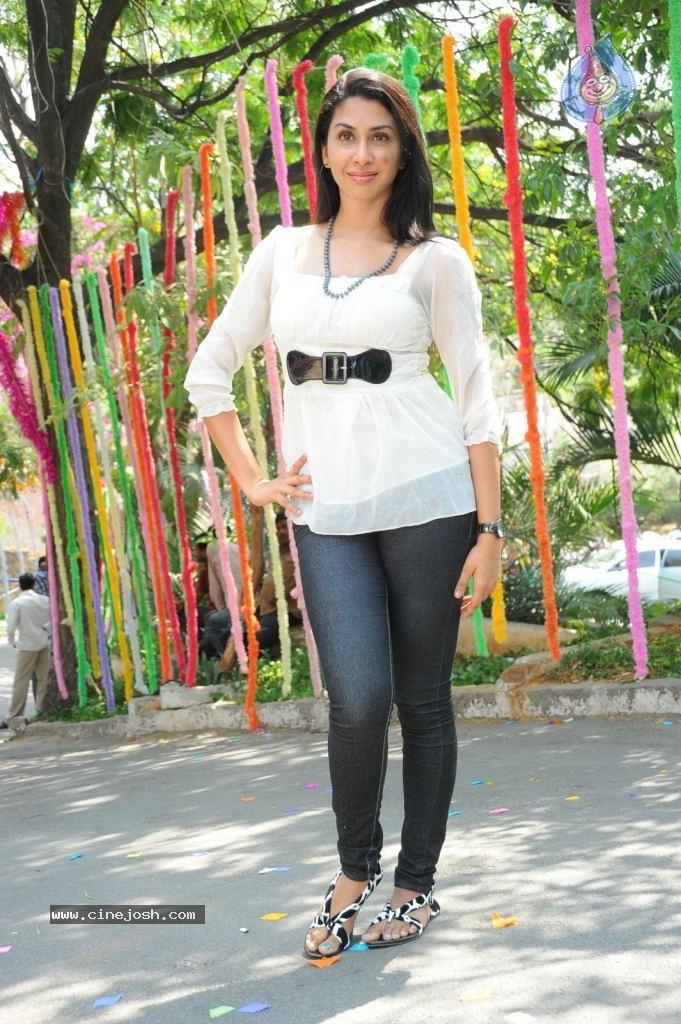 Gayatri Iyer New Stills - 40 / 66 photos