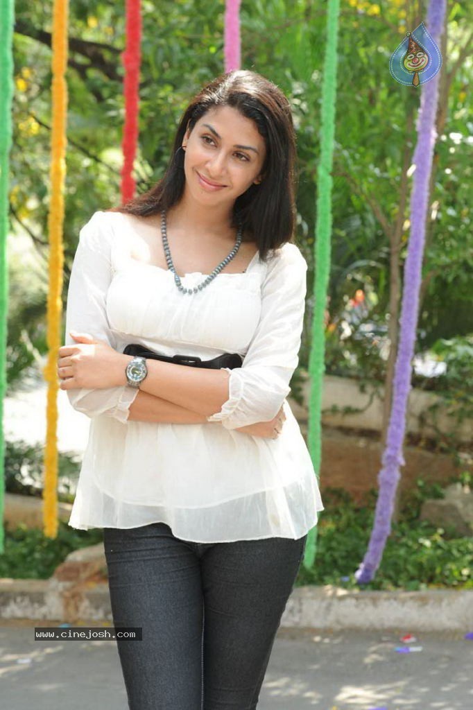 Gayatri Iyer New Stills - 55 / 66 photos