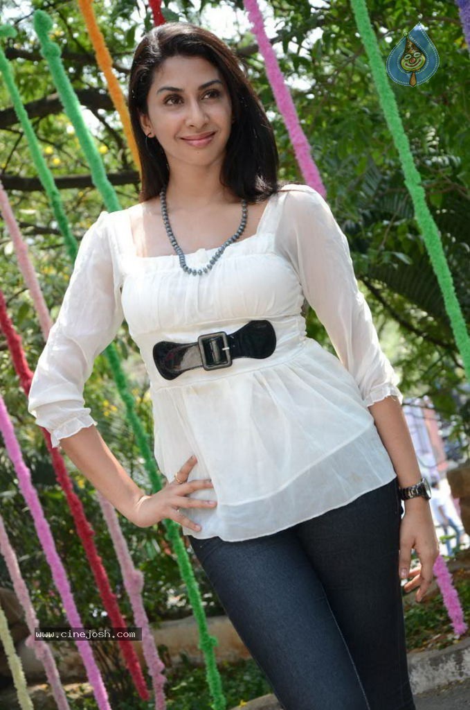 Gayatri Iyer New Stills - 56 / 66 photos