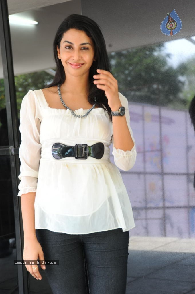 Gayatri Iyer New Stills - 58 / 66 photos