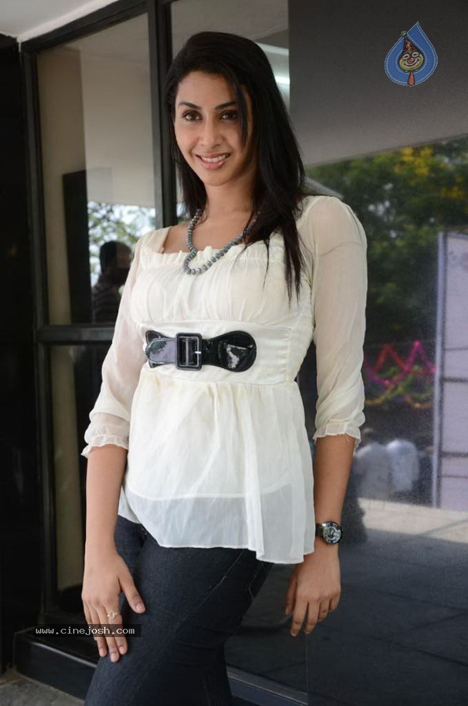 Gayatri Iyer New Stills - 60 / 66 photos