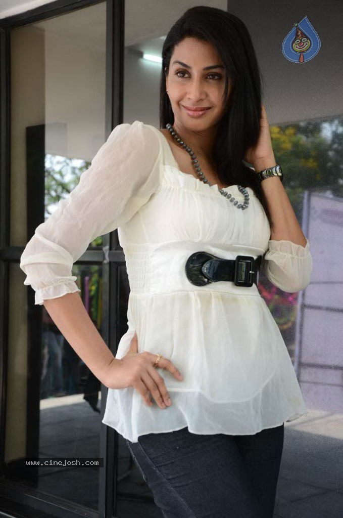Gayatri Iyer New Stills - 65 / 66 photos