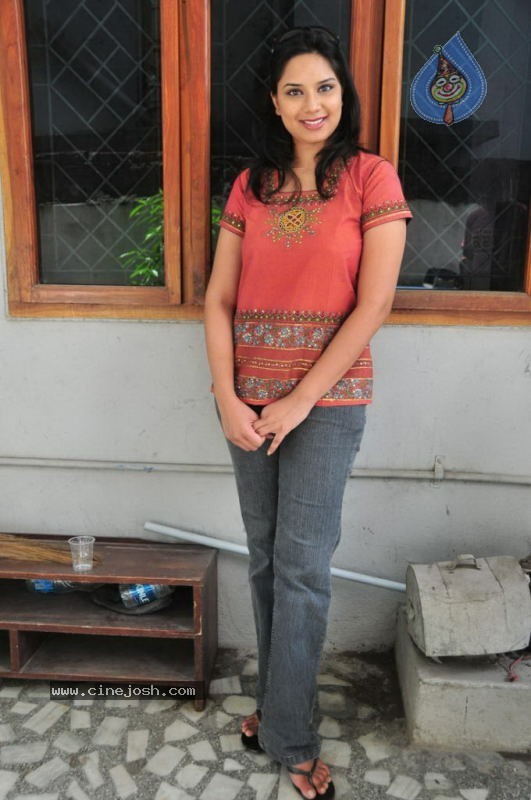 Gayatri Rao Stills - 21 / 55 photos