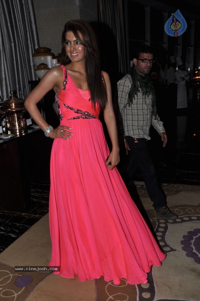 Geeta Basra New Stills - 41 / 50 photos