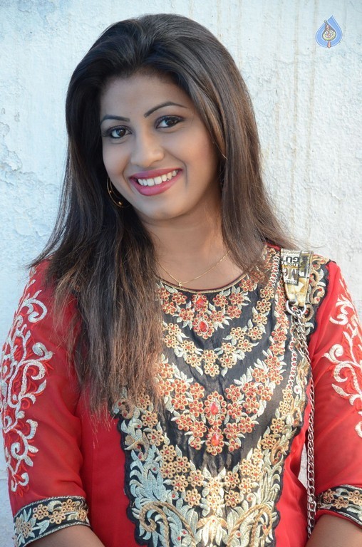 Geethanjali Latest Pics - 28 / 29 photos