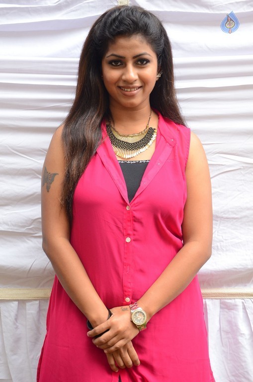 Geethanjali New Pics - 13 / 40 photos