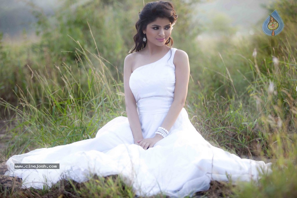 Gehana Vasisth Hot Gallery - 33 / 36 photos