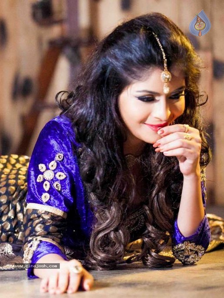 Gehana Vasisth New Pics - 21 / 44 photos