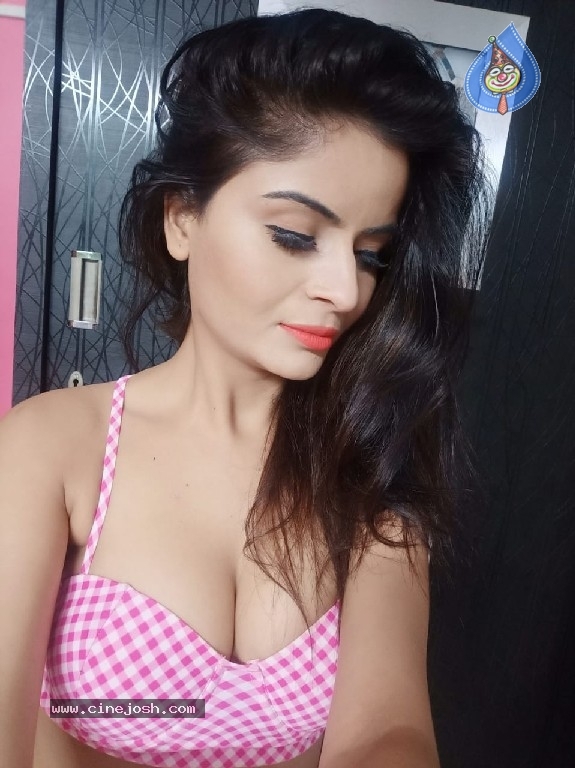 Gehana Vasisth Photos - 6 / 7 photos