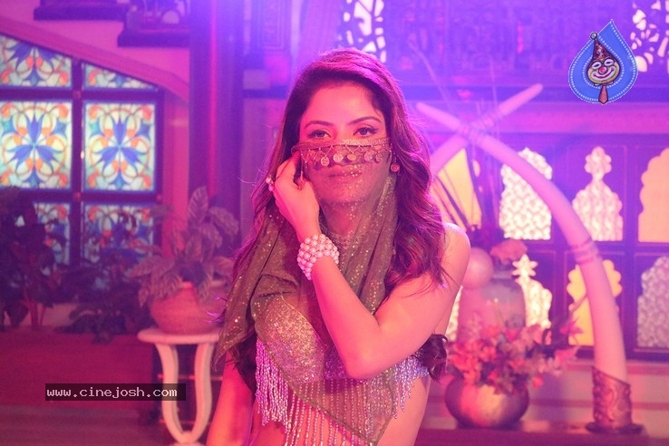 Gehana Vasisth in Arabic Song  - 13 / 21 photos