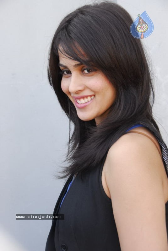 Genelia Photo Gallery - 13 / 24 photos