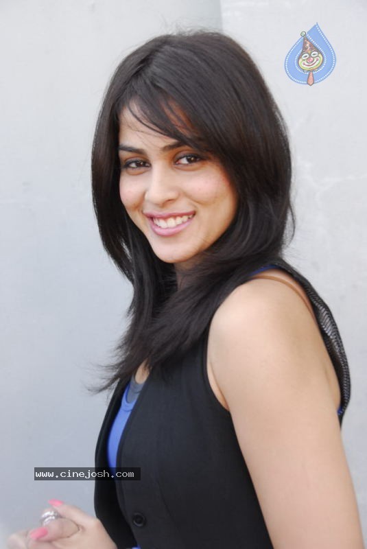 Genelia Photo Gallery - 17 / 24 photos