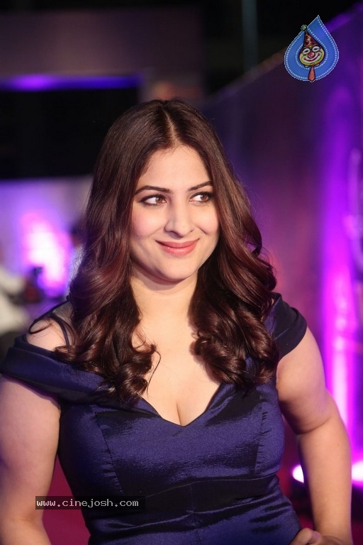 Gowri Munjal at Zee Apsara Awards - 10 / 32 photos