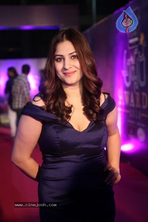 Gowri Munjal at Zee Apsara Awards - 25 / 32 photos