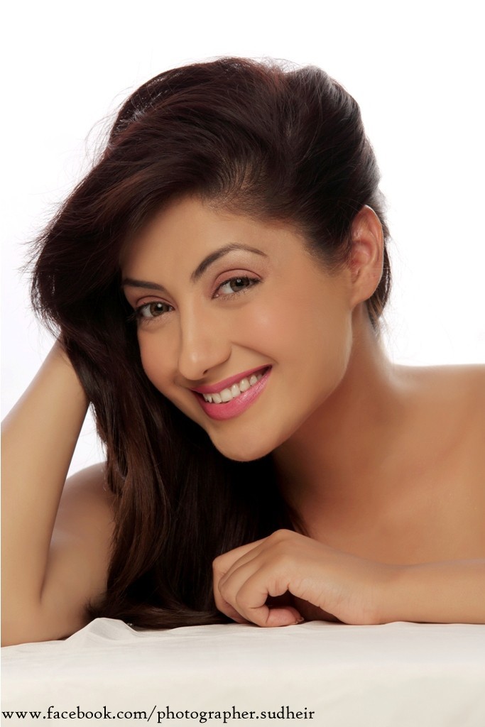 Gurleen Chopra New Photos - 18 / 20 photos
