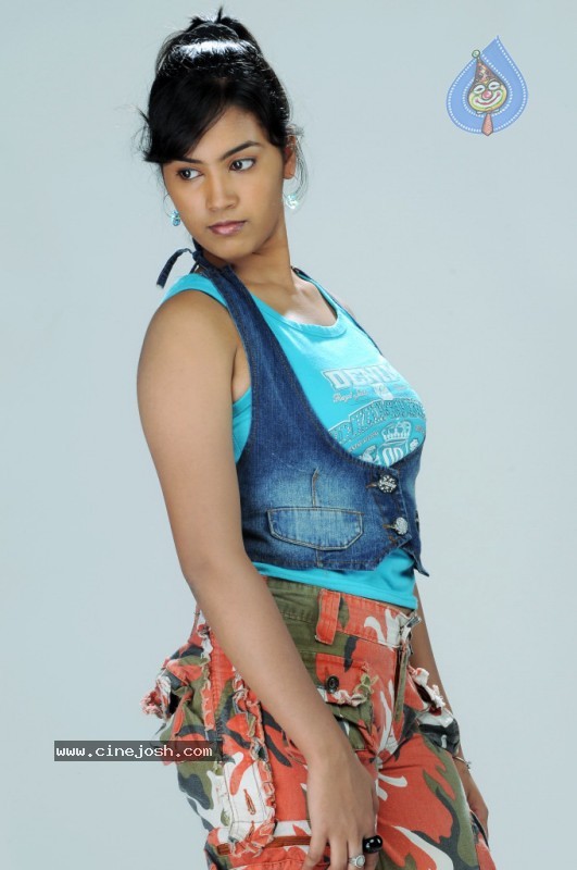  Harika Stills - 12 / 21 photos